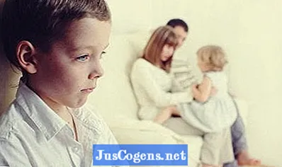 Αποφυγή ζηλοτυπίας σε παιδιά όταν καλωσορίζετε ένα μωρό